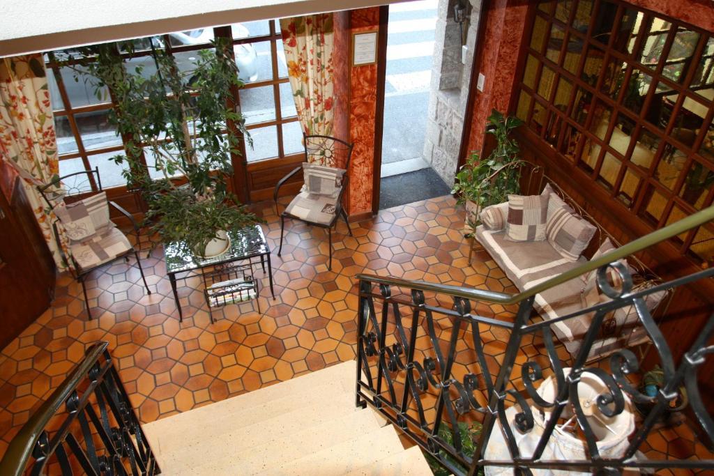 Hotel Restaurant Des Deux Vallees Entraygues-sur-Truyère Dış mekan fotoğraf